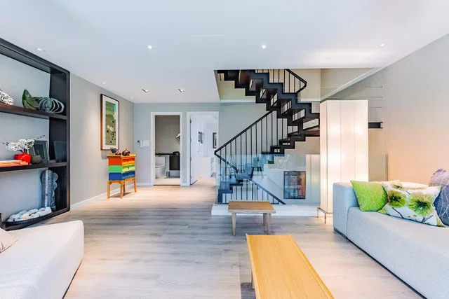 Salón; suelo de madera, luz natural, estilo moderno