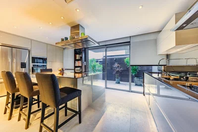Cocina; electrodomésticos, vista, luz natural, estilo moderno