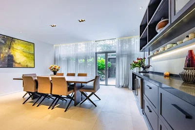 Salón; suelo de baldosas, luz natural, estilo moderno
