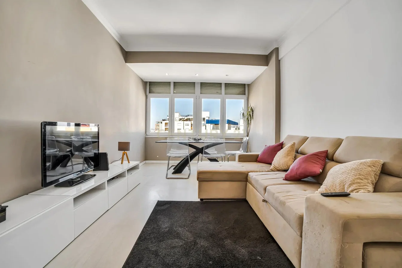 Oturma odası; manzara, doğal ışık, modern stil
