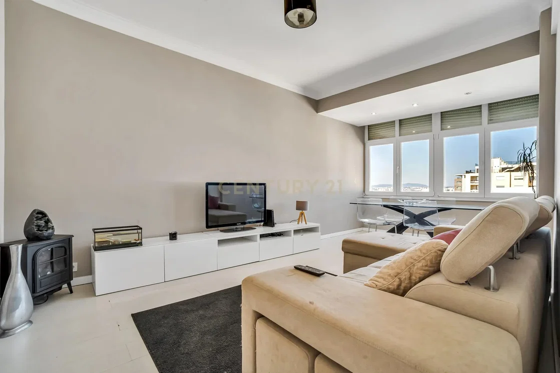 Oturma odası; doğal ışık, modern stil, şömine