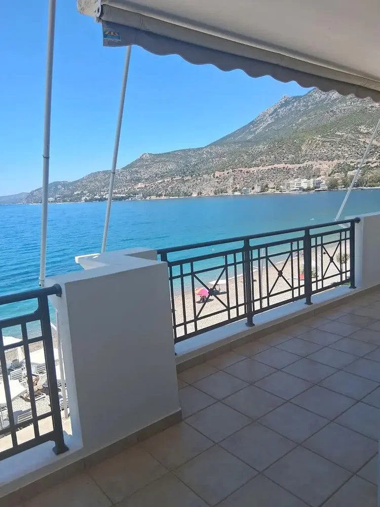 Balcon; vue, carrelage, lumière naturelle