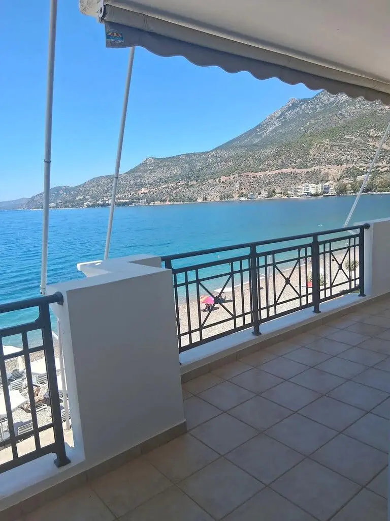 Balcon; vue, carrelage, lumière naturelle