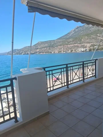 Balcone; vista, pavimento in piastrelle, luce naturale