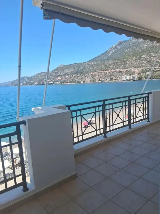 Balcon; vue, carrelage, lumière naturelle