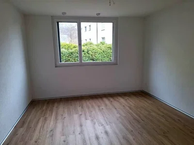 Dormitorio; suelo de madera, luz natural