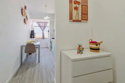 Yemek odası; ahşap zemin, doğal ışık, modern stil