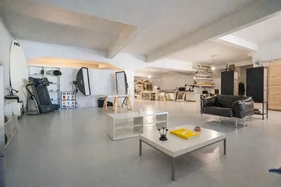 Dnevna soba; prirodno svjetlo, visoki plafoni, potrebna renovacija