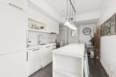 Cocina; electrodomésticos, suelo de baldosas, luz natural, estilo moderno