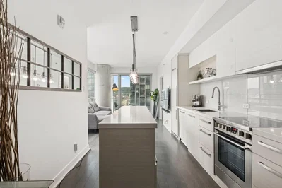 Cocina; electrodomésticos, suelo de madera, luz natural, estilo moderno