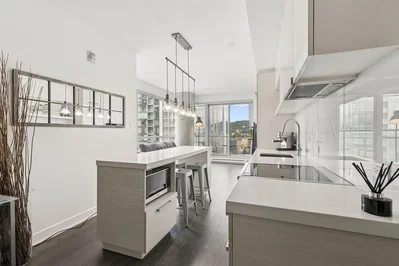 Cocina; electrodomésticos, suelo de madera, luz natural, estilo moderno