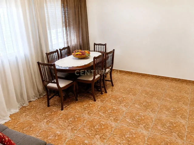 Salón; suelo de baldosas, luz natural