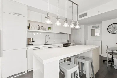 Cocina; electrodomésticos, suelo de baldosas, luz natural, estilo moderno