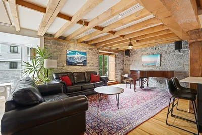 Salon; poutres en bois, parquet, lumière naturelle