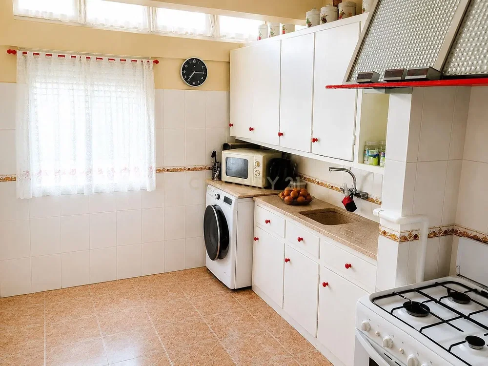 Кухиња; плочице, кухињски апарати, природно светло