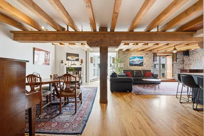 Salon; poutres en bois, parquet, lumière naturelle