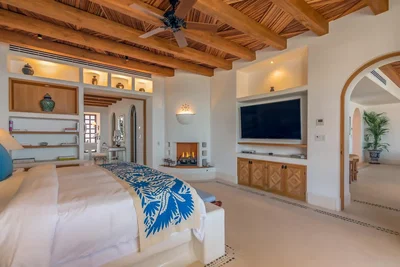 Chambre; poutres en bois, cheminée, lumière naturelle