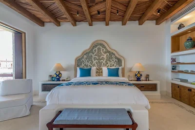 Chambre; poutres en bois, lumière naturelle