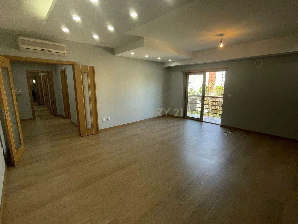 Dnevna soba; drveni pod, prirodno svjetlo