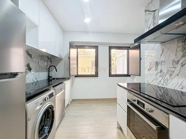Κουζίνα; συσκευές κουζίνας, πλακάκια, ανακαινισμένο, φυσικό φως