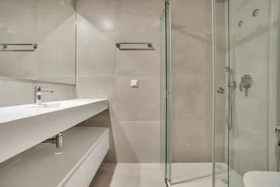 Banyo; fayans zemin, tadilatlı, doğal ışık