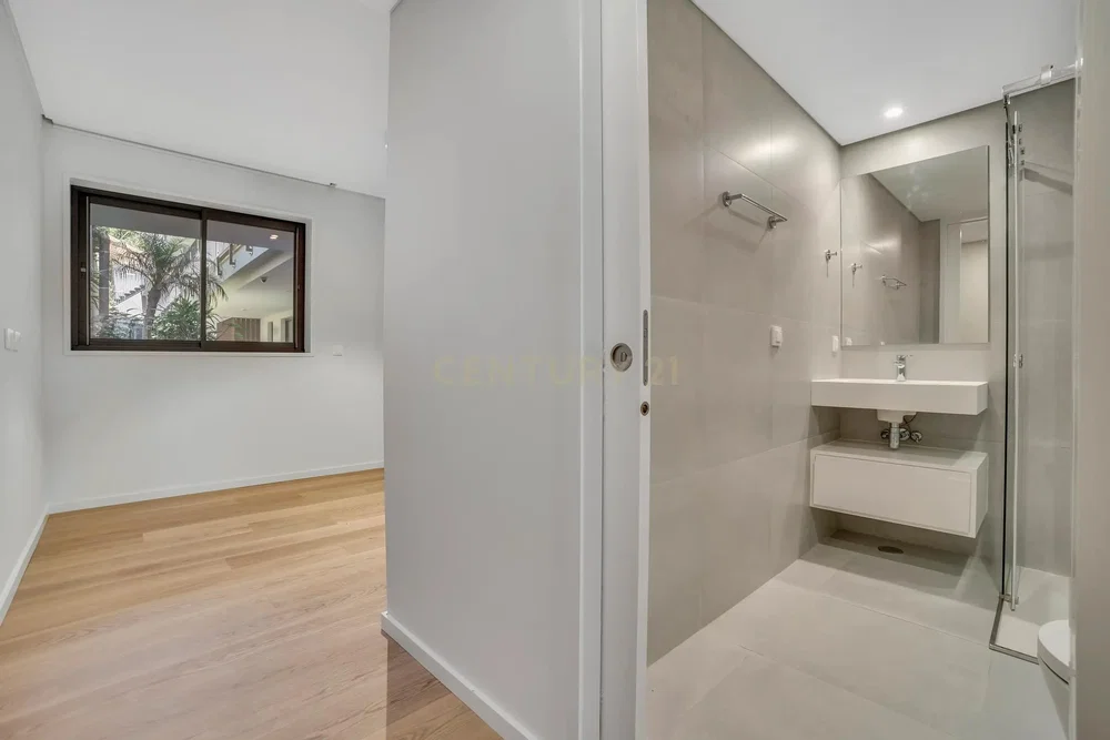 Banyo; ahşap zemin, fayans zemin, doğal ışık