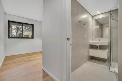 Banyo; ahşap zemin, fayans zemin, doğal ışık