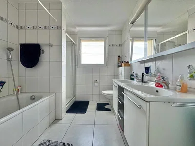 Badkamer; tegelvloer, natuurlijk licht