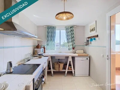 Kuhinja; kuhinjski aparati, pločice, prirodno svjetlo, moderni stil