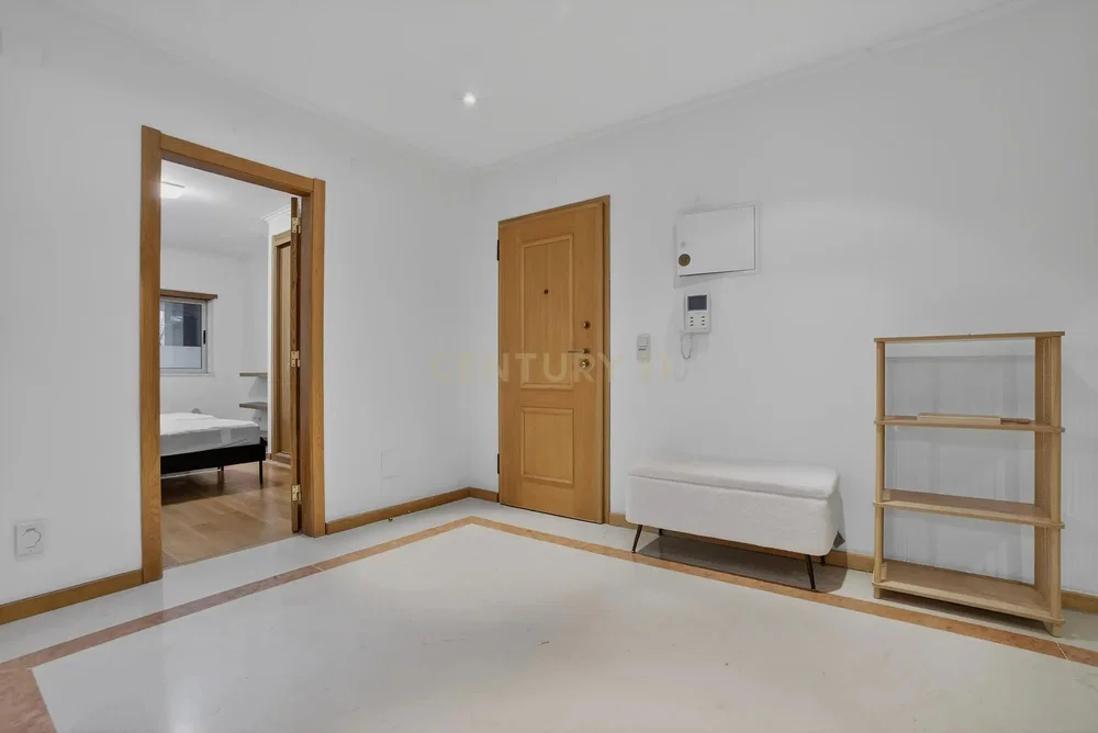 Salon; lumière naturelle, nécessite rénovation