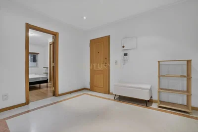 Salon; lumière naturelle, nécessite rénovation