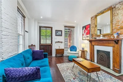 Salon; parquet, cheminée, lumière naturelle, style rustique