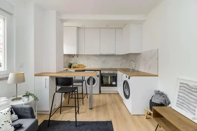 Kuhinja; kuhinjski aparati, drveni pod, prirodno svjetlo, moderni stil