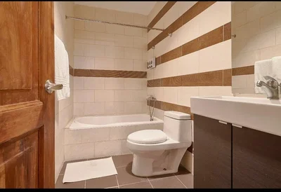 Toalet; pločice, prirodno svjetlo