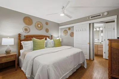 Camera da letto; pavimento in legno, luce naturale