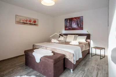 Camera da letto; luce naturale, pavimento in legno