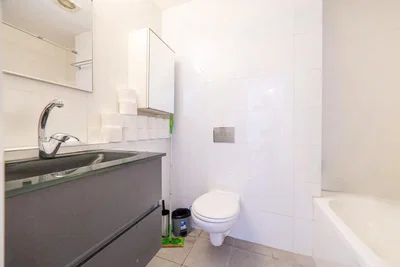 Bagno; pavimento in piastrelle, luce naturale