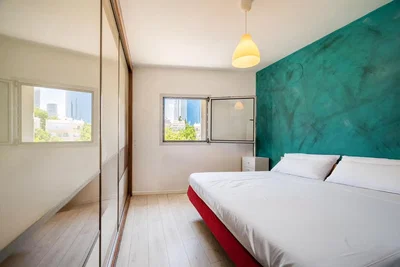 Camera da letto; luce naturale, pavimento in legno, stile moderno