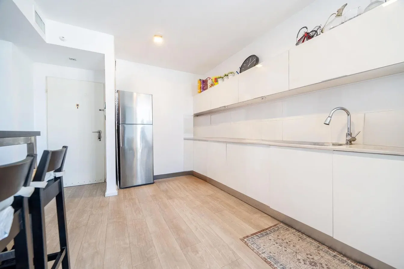 Cucina; pavimento in legno, pavimento in piastrelle, luce naturale, stile moderno