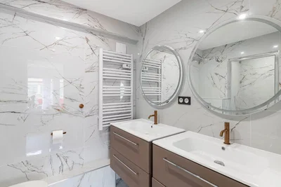 Baño; suelo de baldosas, renovado, luz natural