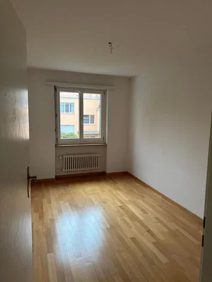 Schlafzimmer; holzboden, tageslicht
