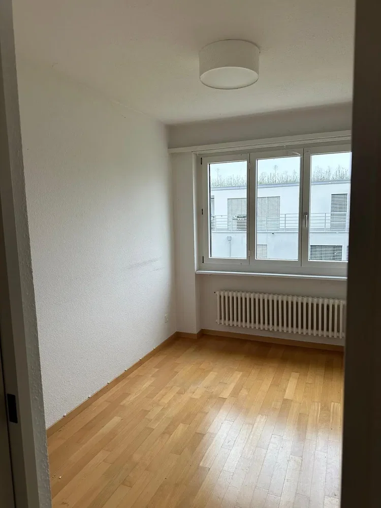 Schlafzimmer; holzboden, tageslicht