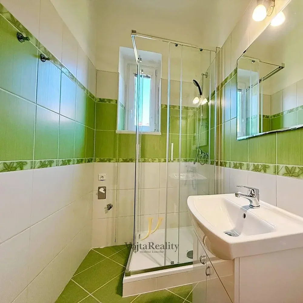 Купатило; плочице, природно светло