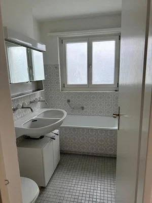 Badezimmer; fliesenboden, tageslicht