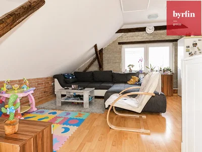Soggiorno; pavimento in legno, luce naturale, stile moderno