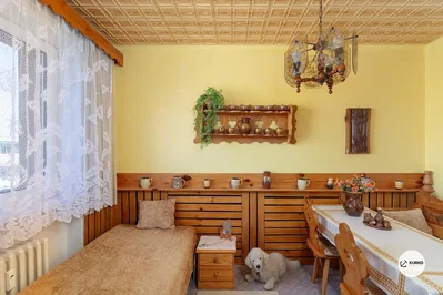 Wohnzimmer; holzbalken, holzboden, tageslicht, rustikaler stil
