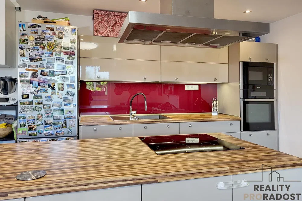 Cucina; elettrodomestici, pavimento in legno, ristrutturato, luce naturale