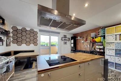 Cucina; elettrodomestici, pavimento in legno, luce naturale