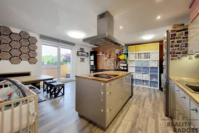 Cucina; elettrodomestici, pavimento in legno, luce naturale