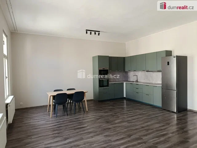 Κουζίνα; συσκευές κουζίνας, πλακάκια, ξύλινο πάτωμα, φυσικό φως